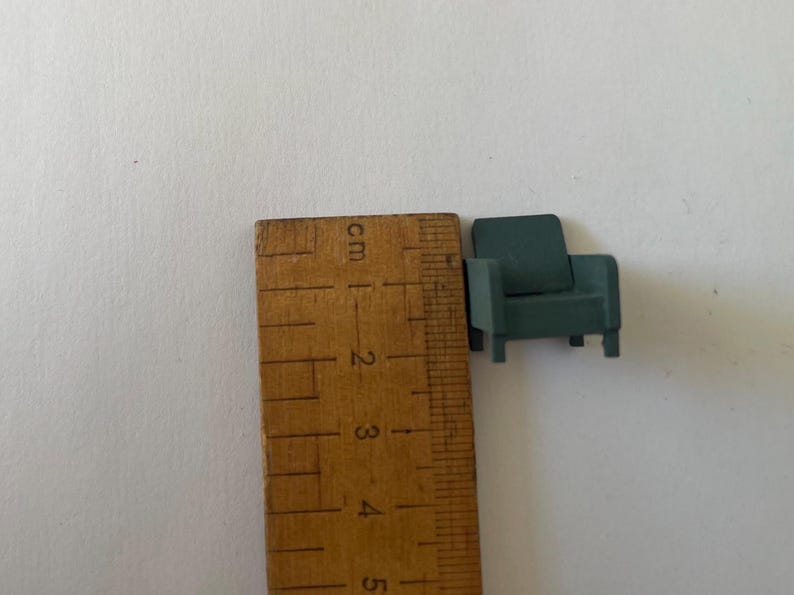 1:48 Modern Armchair and Round Coffee Table kit. image 3