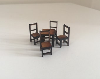 1:48 Café-/restauranttafel en 4 stoelenset om te voltooien.