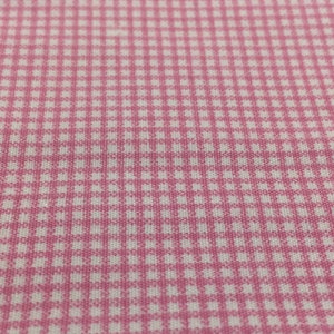 Könnte beinhalten: Rosa-weißes Gingham-Gewebe mit feinem Karomuster.