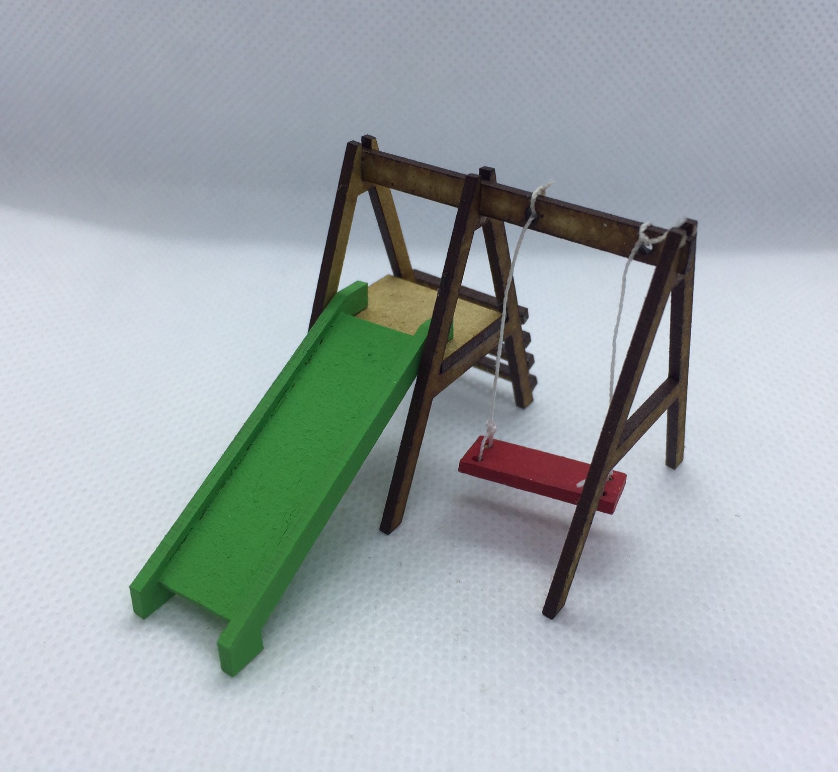 2 Balançoires Miniatures Pour Maison De Poupée - Plastique - 16 X 14.5 X 10 Cm