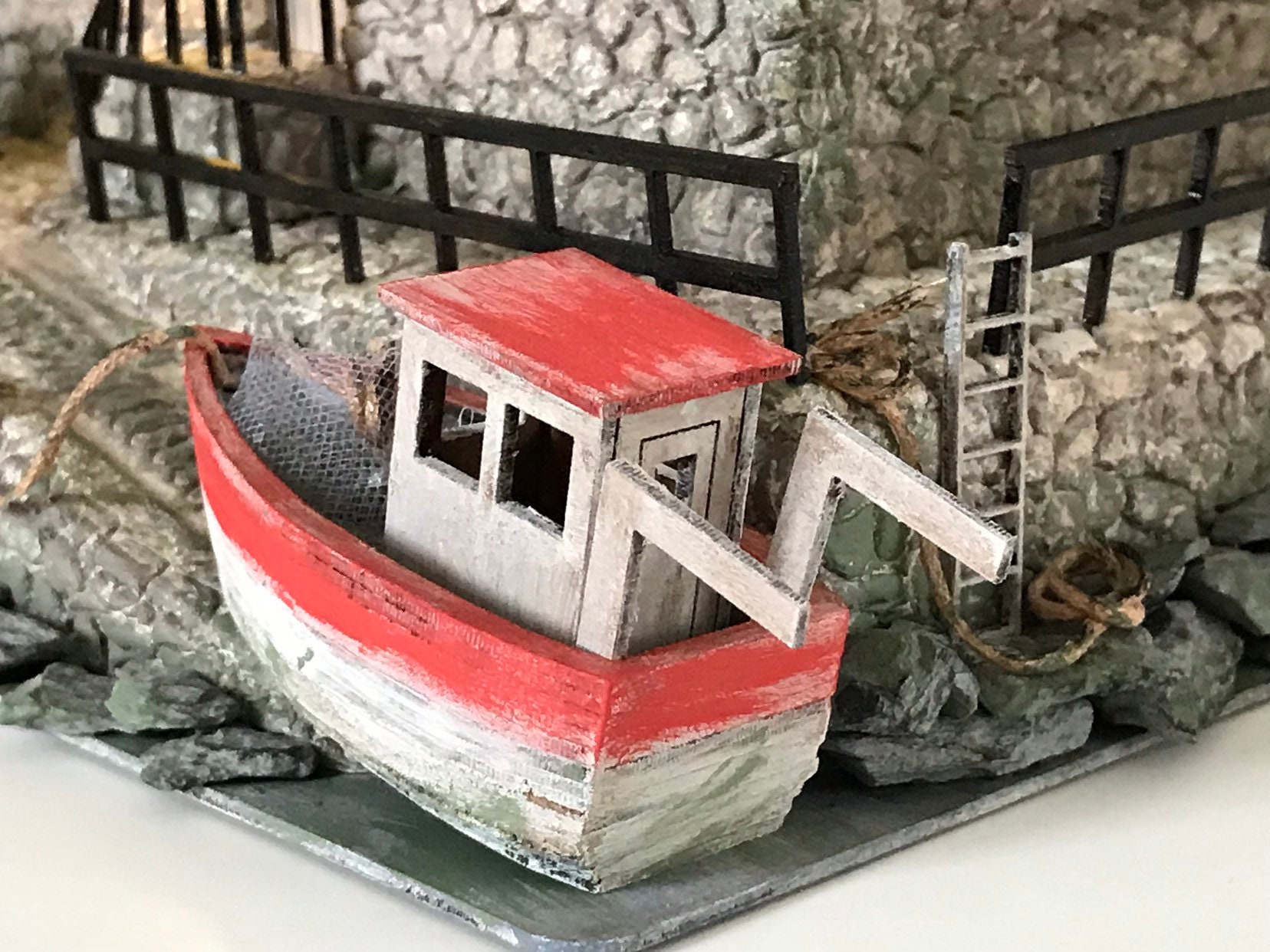 1/48スケールの漁船キット。コレクター向けにデザインされた、自分で
