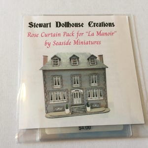 以下が含まれることがあります： シーサイドミニチュアの「ラ・マノワール」ドールハウス用のカーテンパックです。このパックには、ローズカラーのカーテンが含まれており、価格は4.00ドルです。