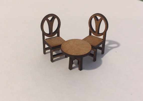 ティーテーブル 椅子付き（２脚） 1:48 ティー ショップ テーブルと椅子 2 脚のキットで自分だけのティー