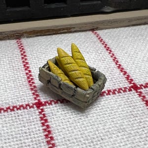1/48e Corbeille à pain remplie de baguettes. Objet terminé pour les collectionneurs.
