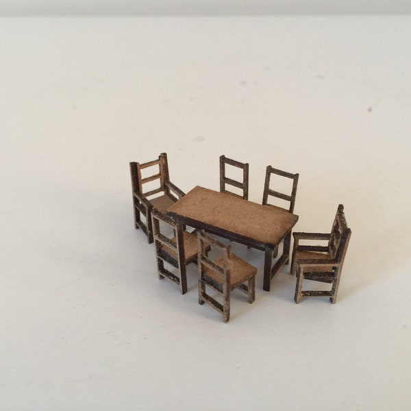 Kit table longue avec 6 chaises à l'échelle 1:48 à fabriquer vous-même.