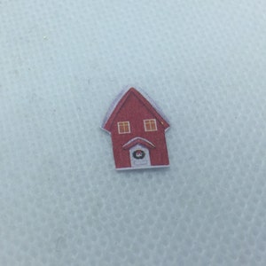 1:48 Small Christmas House for collectors. Ideal to decorate your Dolls House. Completed Item.