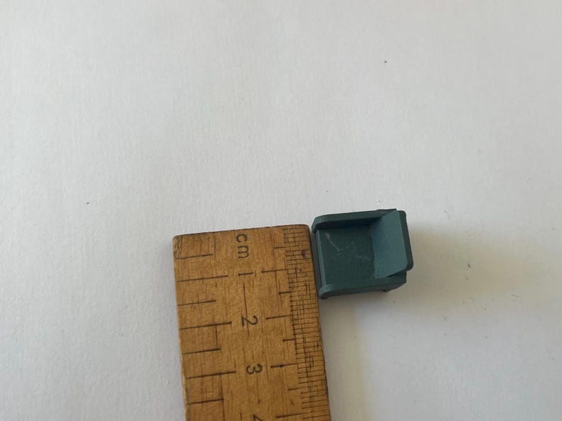 1:48 Modern Armchair and Round Coffee Table kit. image 5