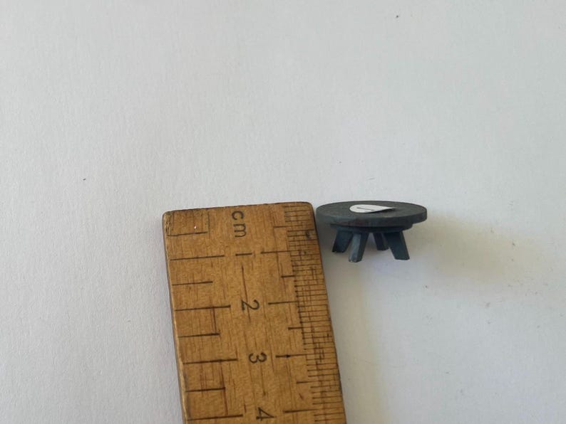 1:48 Modern Armchair and Round Coffee Table kit. image 7