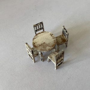 New, 1:48 Round Table and 4 Chairs Kit to make your own.