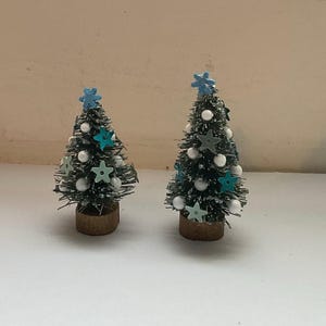 1:48 Frosty Christmas Tree x 1. Decorated and complete.