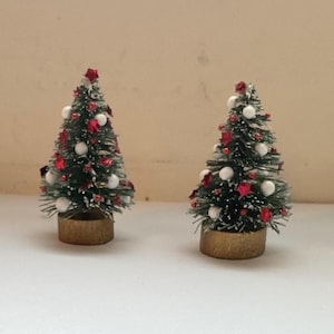 New, 1:48 Star Christmas Tree x 1. Decorated and complete.