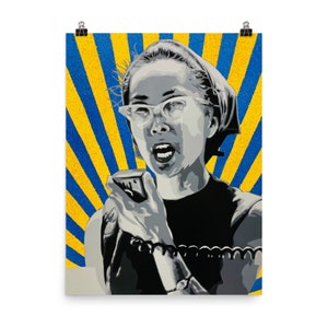 Könnte beinhalten: Eine Schwarzweißillustration einer Frau mit einem Stirnband, die in ein Mikrofon spricht. Der Hintergrund ist ein gelbes und blaues radiales Muster.