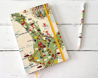 Reisetagebuch Neuseeland, Bullet Journal, Notizbuch koptische Bindung Bleistift beige grün, Landkarte Karte Straßenkarte Skizzenbuch Atlas