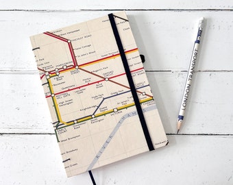 Reisetagebuch London U-Bahn Bullet Journal Notizbuch koptische Bindung Bleistift marine creme Stadtplan Karte Straßenkarte Skizzenbuch Atlas