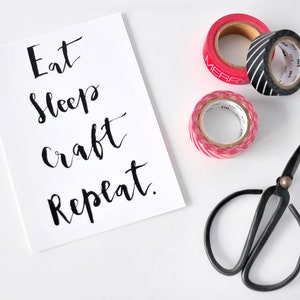 Postkarte schwarz weiß, Spruch Eat Sleep Craft Repeat, Lettering Sprüche, schwarz weiß Sprüche, Grußkarte, Geburtstagskarte, Art. PKA-029