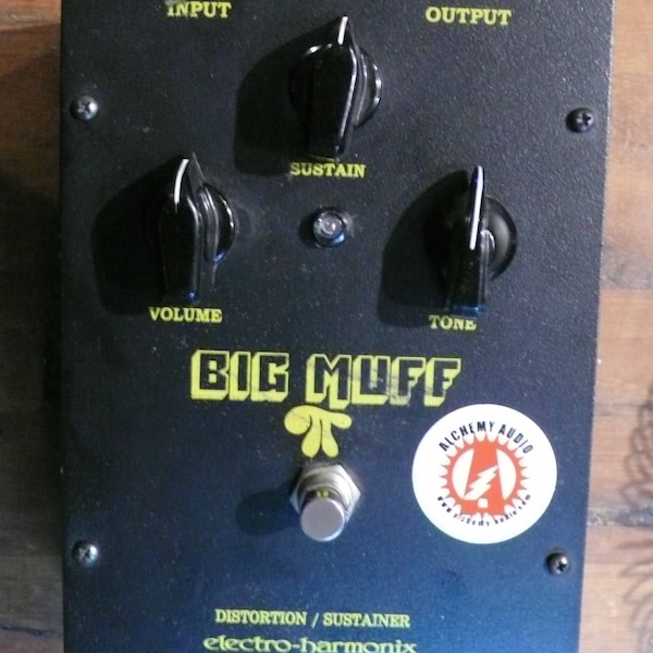 Modifiez votre service de modification audio Alchemy de la pédale d'effets Big Muff Fuzz russe d'Electro-Harmonix.