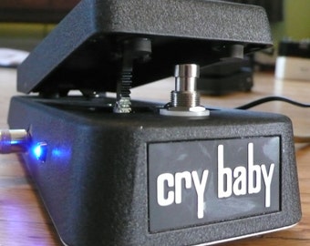 ¡Modifica tu pedal de efectos de guitarra Dunlop GCB95 Cry Baby Wah con mejoras! Servicio de modificación de pedales Alchemy Audio.