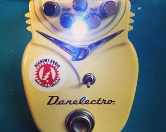 ¡Modifica tu Danelectro Daddy-O Overdrive con mejoras! Servicio de modificación de pedales Alchemy Audio.