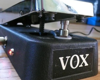 ¡Modifica tu pedal de efectos de guitarra Vox V847 Wah con mejoras! Servicio de modificación de pedales de Alchemy Audio.