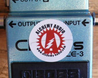 ¡Modifica tu Boss CE-3 Chorus Effects Pedal Mod! Servicio de modificación de audio de alquimia.