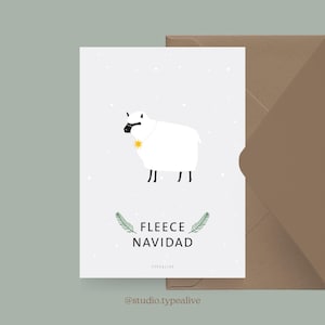 Weihnachtskarte / FLEECE NAVIDAD / Lustige Postkarte zu Weihnachten mit Schaaf und witzigem Spruch – für Freunde, Familie, Kollegen
