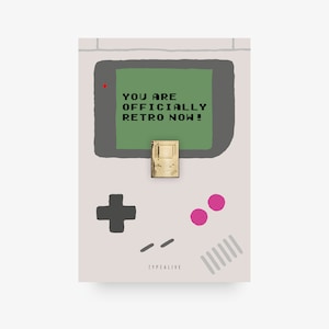 Anstecker / OFFICIALLY RETRO / Pin aus Messing mit Gamingmotiv inkl. Karte und Spruch, als Glücksbringer, Weihnachtsgeschenk oder Geburtstag