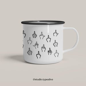 Peut inclure: Une tasse en émail blanc avec un bord et une poignée noirs. La tasse est recouverte d'un motif de gestes de la main noirs, tous faisant le geste du majeur.