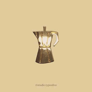 Peut inclure: Une broche en métal doré en forme de cafetière italienne classique. Le design présente un corps à facettes avec une poignée et un petit bouton sur le couvercle. Le texte @studio.typealive est imprimé en petites lettres sombres en bas.