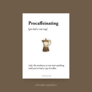 Anstecker / PROCAFFEINATING / Pin aus Messing mit Kaffeekanne inkl. Karte und Spruch, als Glücksbringer, Weihnachtsgeschenk oder Geburtstag