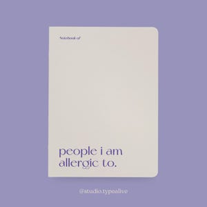 Op de afbeelding: Een crèmekleurig notitieboek met de tekst "Notebook of people I am allergic to" in paars. Het notitieboek staat op een lavendelkleurige achtergrond, met onderaan de tekst "@studio.typealive".