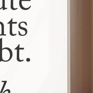 Może przedstawiać: Oprawiony wydruk z czarnym tekstem na białym tle. Tekst brzmi "cute, nts, bt." Rama jest biała, a tło ma brązową obw&oacute;dkę.