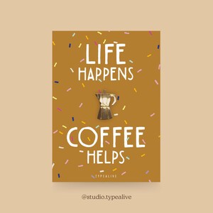 Speldje / LIFE HAPPENS / Messing speldje met koffiepotje inclusief kaartje en tekst, voor koffieliefhebbers, als geluksbringer of verjaardagscadeau