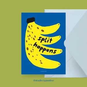 Könnte beinhalten: Eine Grußkarte mit blauem Hintergrund zeigt eine gelbe Banane, die in drei Teile geteilt ist. Die Worte "split happens" sind in Schwarz geschrieben. Die Karte wird von einem hellblauen Umschlag begleitet. Der Text "TYPEALIVE" und "@studio.typealive" sind ebenfalls sichtbar.