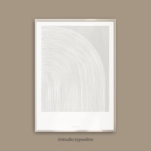 Può includere: Una stampa d'arte astratta incorniciata con un design di linee bianche su uno sfondo grigio chiaro. Il design è una serie di linee curve che creano una forma a semicerchio. La stampa è incorniciata in una cornice argentata.