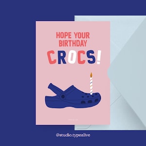 Biglietto di auguri di compleanno / BIRTHDAY CROCS / Divertente biglietto di auguri di compleanno con una frase divertente – Perfetto per il 30° o 40° compleanno degli amici