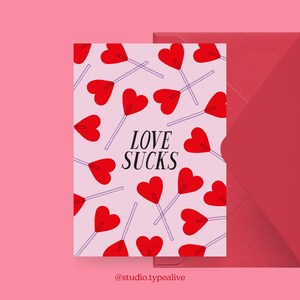 Liebes-Karte / LOVE SUCKS / Lustige und schöne Valentinstagskarte, zum Jubiläum, mit witzigem Spruch – perfekt für den Partner