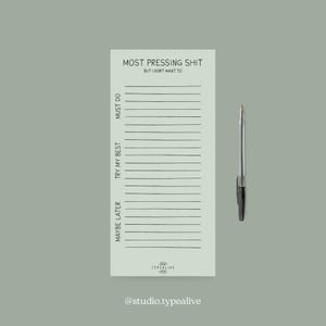 Op de afbeelding: Een lichtgroene printbare to-do lijst met de tekst "MOST PRESSING SHIT BUT I DON'T WANT TO" bovenaan. De lijst is onderverdeeld in drie categorieën: "MUST DO", "TRY MY BEST" en "MAYBE LATER".