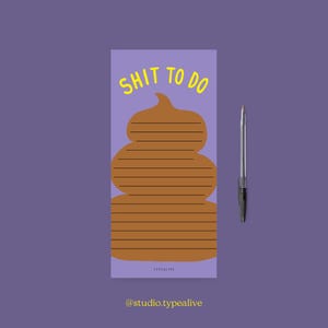 Könnte beinhalten: Ein lila Notizblock mit den Worten "SHIT TO DO" in Gelb und einem braunen Kackhaufen-Design. Der Notizblock hat horizontale Linien zum Schreiben und ein schwarzer Stift liegt daneben. Der Text "@studio.typealive" steht unten.