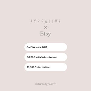 Może przedstawiać: Jasny beżowy grafika z tekstem "TYPEALIVE x Etsy". Poniżej trzy białe, zaokrąglone prostokąty wyświetlają tekst: "Na Etsy od 2017 r.", "90 000 zadowolonych klient&oacute;w" i "18 000 recenzji 5-gwiazdkowych". Na dole widnieje "@studio.typealive."