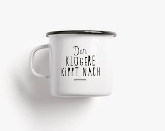 Tasse aus Emaille / DER KLÜGERE / Tasse mit Spruch, personaliert, witzige Camping Tasse für Freund, Freundin, Geburtstag, Weihnachten