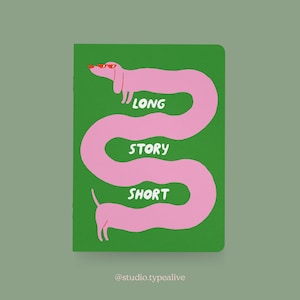 Op de afbeelding: Een groen notitieboek met een roze teckel illustratie met een zonnebril. De tekst luidt "LONG STORY SHORT". Het notitieboek heeft een eenvoudig, speels ontwerp, ideaal voor notities of schetsen.