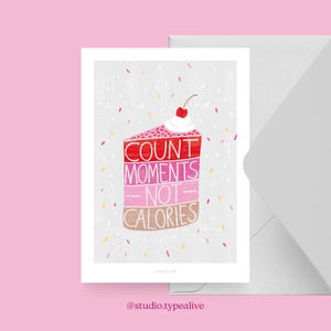 Ansichtkaart / CALORIEËN / Grappige en mooie wenskaart met spreuk en taartmotief – humoristisch cadeau-idee voor vrienden, familie en collega's