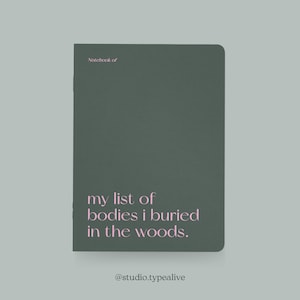 Puede incluir: Un cuaderno verde oscuro con el texto "Notebook of my list of bodies I buried in the woods." en letras rosas. El texto "@studio.typealive" está en la parte inferior del cuaderno.