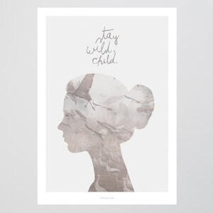 Pu&ograve; includere: Una silhouette di una testa di persona con una citazione che recita "stay wild, child." La silhouette &egrave; riempita con un motivo di uccelli in volo.