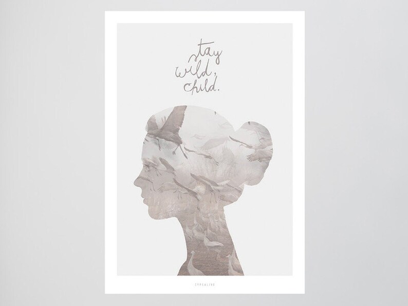 Pu&ograve; includere: Una silhouette di una testa di persona con una citazione che recita "stay wild, child." La silhouette &egrave; riempita con un motivo di uccelli in volo.