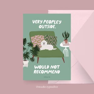 Puede incluir: Una taza de cerámica blanca con asa negra y el texto "But First, Coffee" en negro, con una fuente de estilo manuscrito. La taza está sobre una superficie blanca.