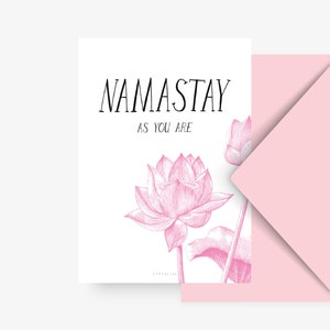 Ansichtkaart / NAMASTAY / Grappige en mooie wenskaart met spreuk - humoristisch cadeau-idee voor vrienden, familie en collega's