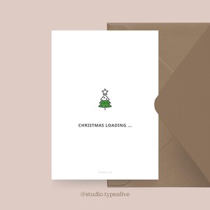 Weihnachtskarte / IS LOADING NO. 2 / Lustige Postkarte zu Weihnachten mit Weihnachtsbaum und witzigem Spruch – für Freunde und Familie
