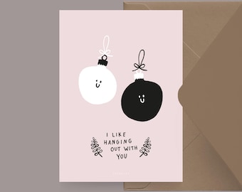 Weihnachtskarte / HANGING OUT / Lustige Postkarte zu Weihnachten mit Weihnachtskugeln und witzigem Spruch – für Freunde, Familie