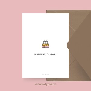 Weihnachtskarte / IS LOADING NO. 3 / Lustige Postkarte zu Weihnachten mit Geschenken und witzigem Spruch – für Freunde, Familie